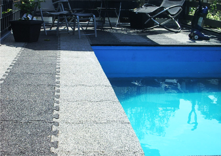 Резиновая плитка серого цвета в виде пазл вокруг бассейна