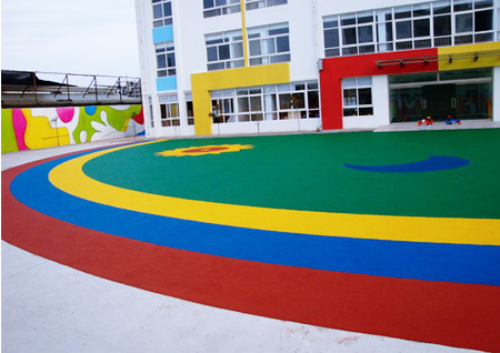 Спортивная площадка возле школы из разноцветной резиновой крошки