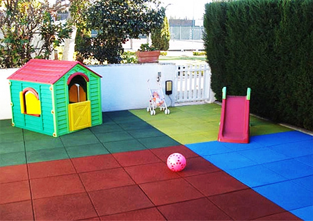 Разноцветная детская площадка из резиновой плитки своими руками