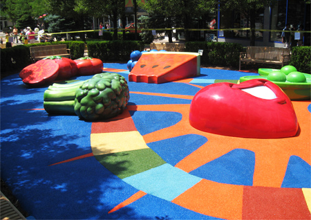 Цветная резиновая крошка в виде ярких рисунков на детской площадке